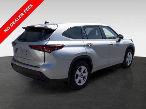 Used 2024 Toyota Highlander LE image 9