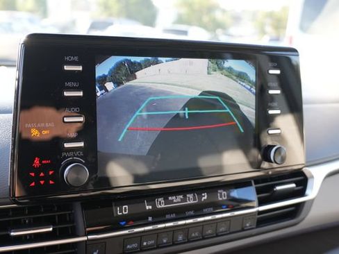 Used 2023 Toyota Sienna XLE FWD image 35