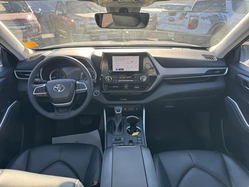 Used 2023 Toyota Highlander XLE image 19