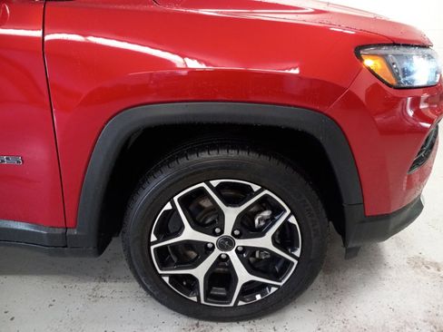 Used 2025 Jeep Compass Limited AWD/4WD image 3
