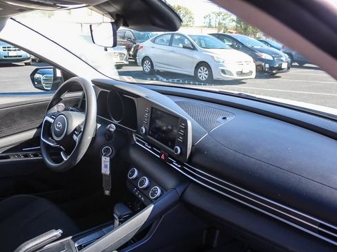 Used 2021 Hyundai Elantra SE image 21