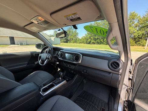 Used 2017 Toyota Tacoma SR5 RWD image 19