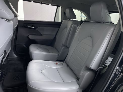 Used 2021 Toyota Highlander XLE image 21