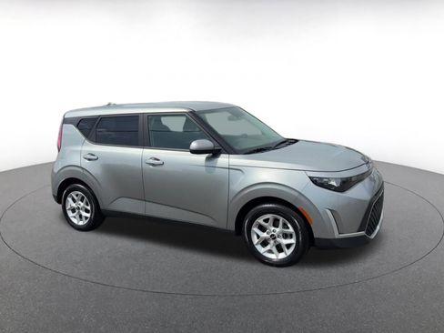 Used 2025 Kia Soul LX w/ LX Technology Package FWD image 2