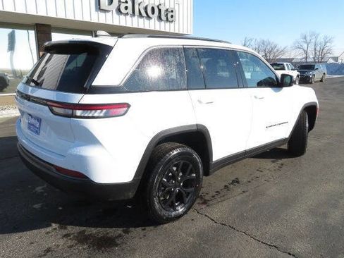 New 2026 Jeep Grand Cherokee Altitude image 9