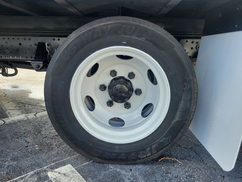 Used 2023 Isuzu NPR image 6