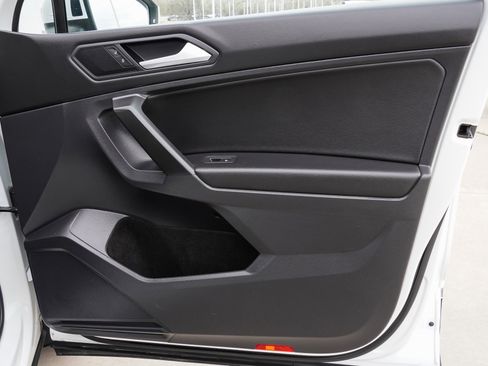 Used 2021 Volkswagen Tiguan SE w/ Panoramic Sunroof Package image 29