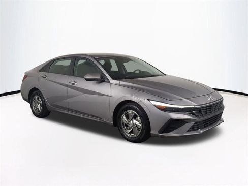 Certified 2025 Hyundai Elantra SE FWD image 2