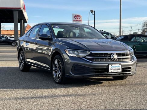 Certified 2022 Volkswagen Jetta SE image 2