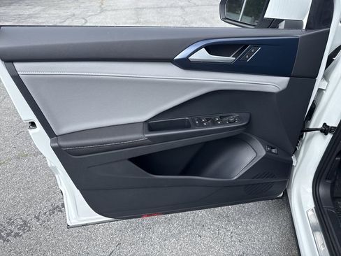 New 2024 Volkswagen Taos SE image 22
