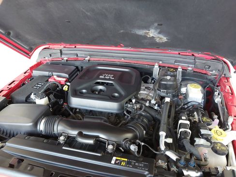 Used 2019 Jeep Wrangler Unlimited Sahara image 30