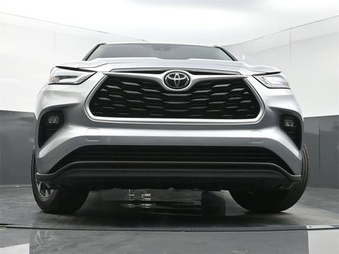Used 2022 Toyota Highlander XLE image 28