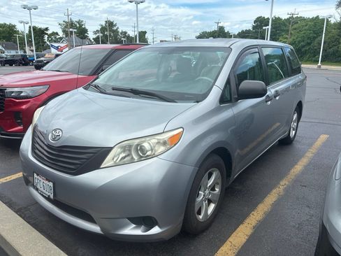 Used 2012 Toyota Sienna w/ Towing Pkg FWD image 1