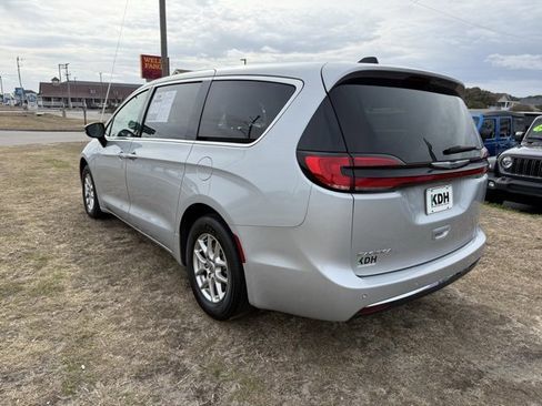 Certified 2024 Chrysler Pacifica Touring-L image 5
