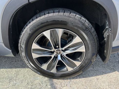 Used 2021 Toyota Highlander XLE AWD/4WD image 33