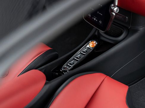 Used 2025 McLaren Artura image 32