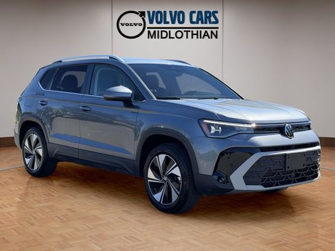 Used 2025 Volkswagen Taos SE AWD/4WD image 1