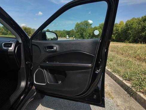 Used 2019 Jeep Compass Latitude w/ Cold Weather Group image 31