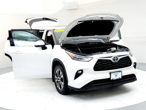 Used 2021 Toyota Highlander XLE AWD/4WD image 9