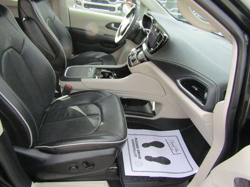 Used 2023 Chrysler Pacifica Limited image 17