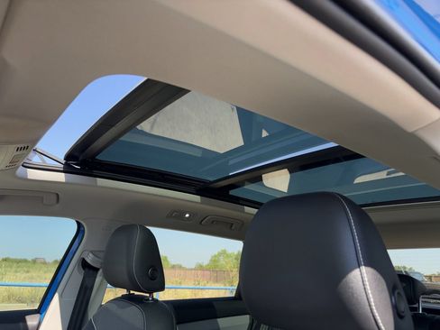 Used 2023 Volkswagen Taos SE w/ Panoramic Sunroof Package FWD image 25