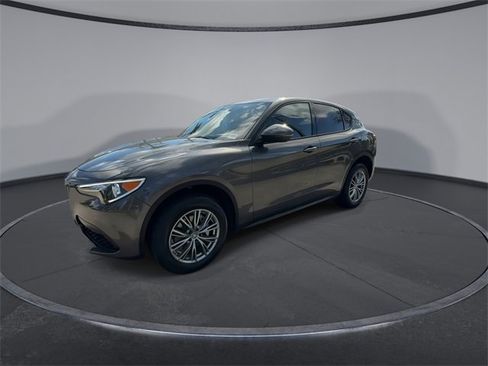 Used 2023 Alfa Romeo Stelvio Sprint image 4