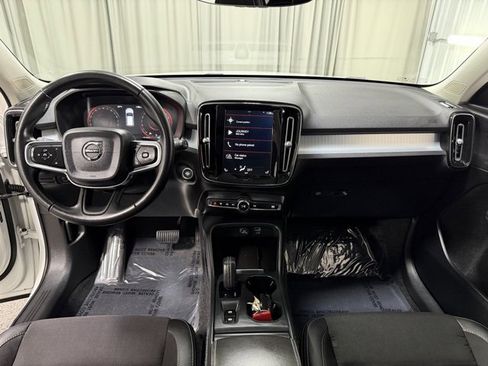 Used 2020 Volvo XC40 T5 Momentum w/ Premium Package image 13