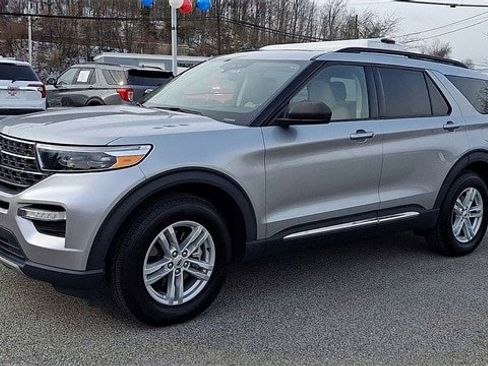 Certified 2021 Ford Explorer XLT w/ Equipment Group 202A image 4