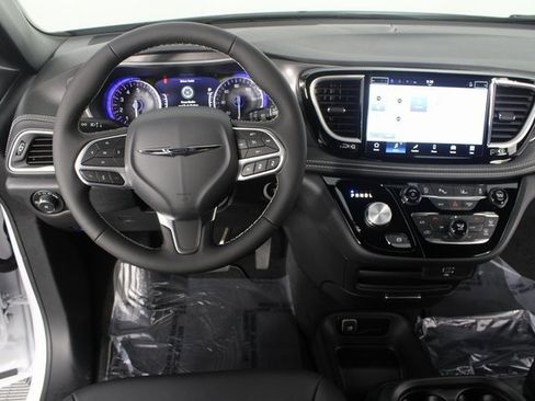New 2026 Chrysler Pacifica Select image 11