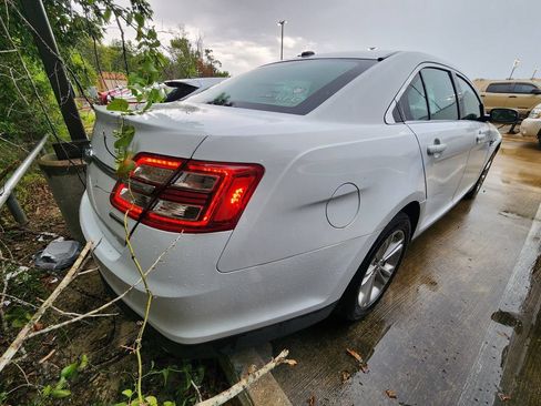 Used 2016 Ford Taurus SE FWD image 6