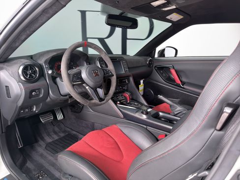 Used 2021 Nissan GT-R NISMO AWD/4WD image 2