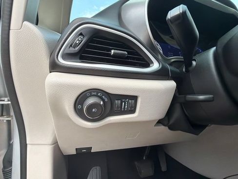 Used 2024 Chrysler Pacifica Touring-L FWD image 33