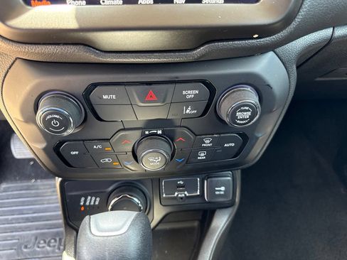 Used 2023 Jeep Renegade Latitude AWD/4WD image 24