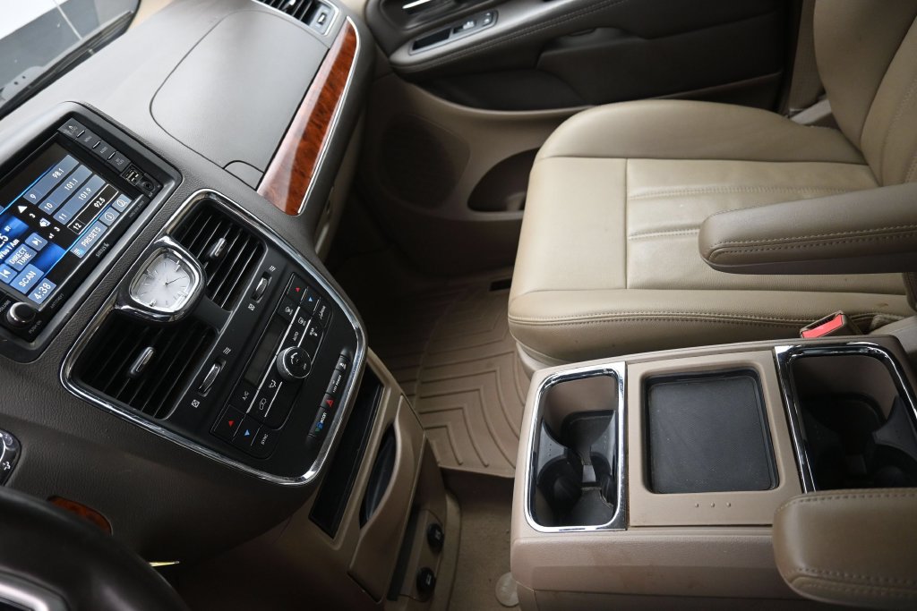 Used 2016 Chrysler Town & Country Touring FWD image 17