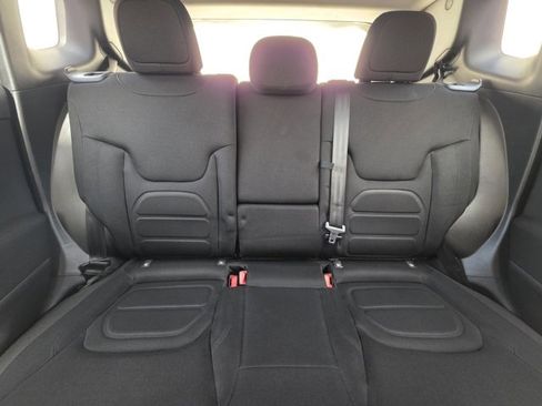 Used 2019 Jeep Renegade Latitude w/ Cold Weather Group image 15