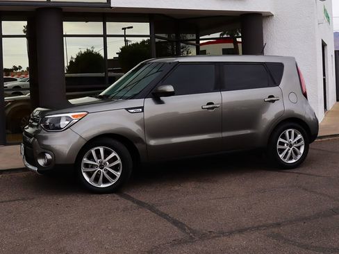 Used 2018 Kia Soul + FWD image 4