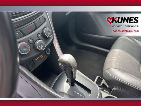 Used 2020 Chevrolet Trax LT w/ LT Convenience Package FWD image 27