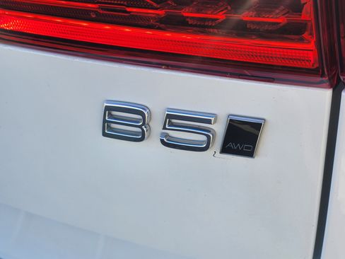 Used 2022 Volvo XC60 B5 R-Design w/ Advanced Package image 9