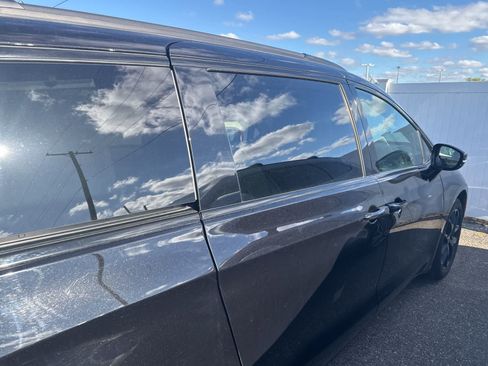Used 2025 Chrysler Pacifica Limited FWD image 14