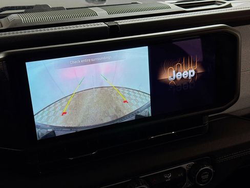 Used 2025 Jeep Wrangler Unlimited Sahara image 2