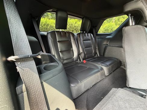 Used 2019 Ford Explorer XLT w/ Equipment Group 202A AWD/4WD image 21