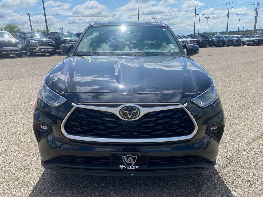 Used 2021 Toyota Highlander XLE AWD/4WD image 13