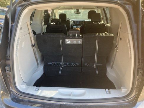 Used 2020 Chrysler Pacifica Touring-L image 6