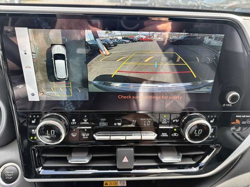 Used 2024 Toyota Highlander Platinum FWD image 17