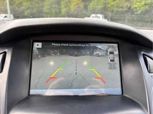 Used 2018 Ford Focus Titanium w/ Titanium Technology Package FWD image 32