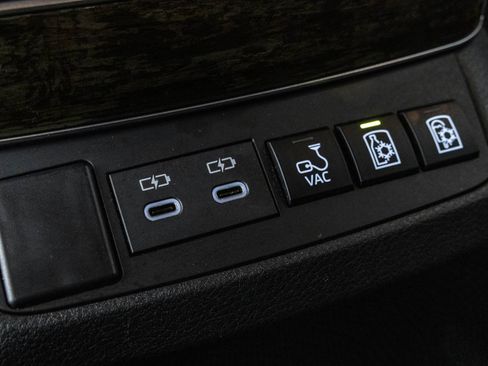 Used 2025 Toyota Sienna Platinum AWD/4WD image 38
