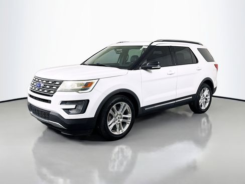Used 2017 Ford Explorer XLT w/ Equipment Group 202A FWD image 4