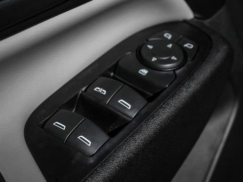 Used 2020 Chevrolet Equinox LS image 19