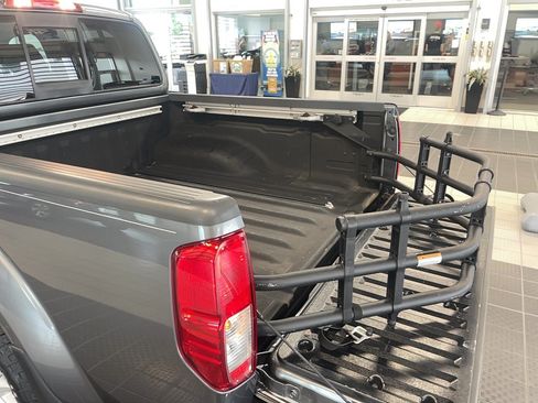 Used 2017 Nissan Frontier SV w/ SV Value Truck Package AWD/4WD image 12