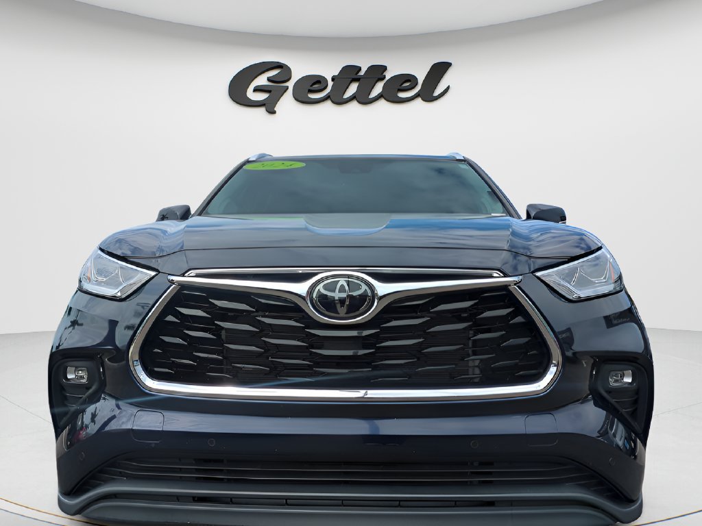 Used 2024 Toyota Highlander Limited FWD image 2